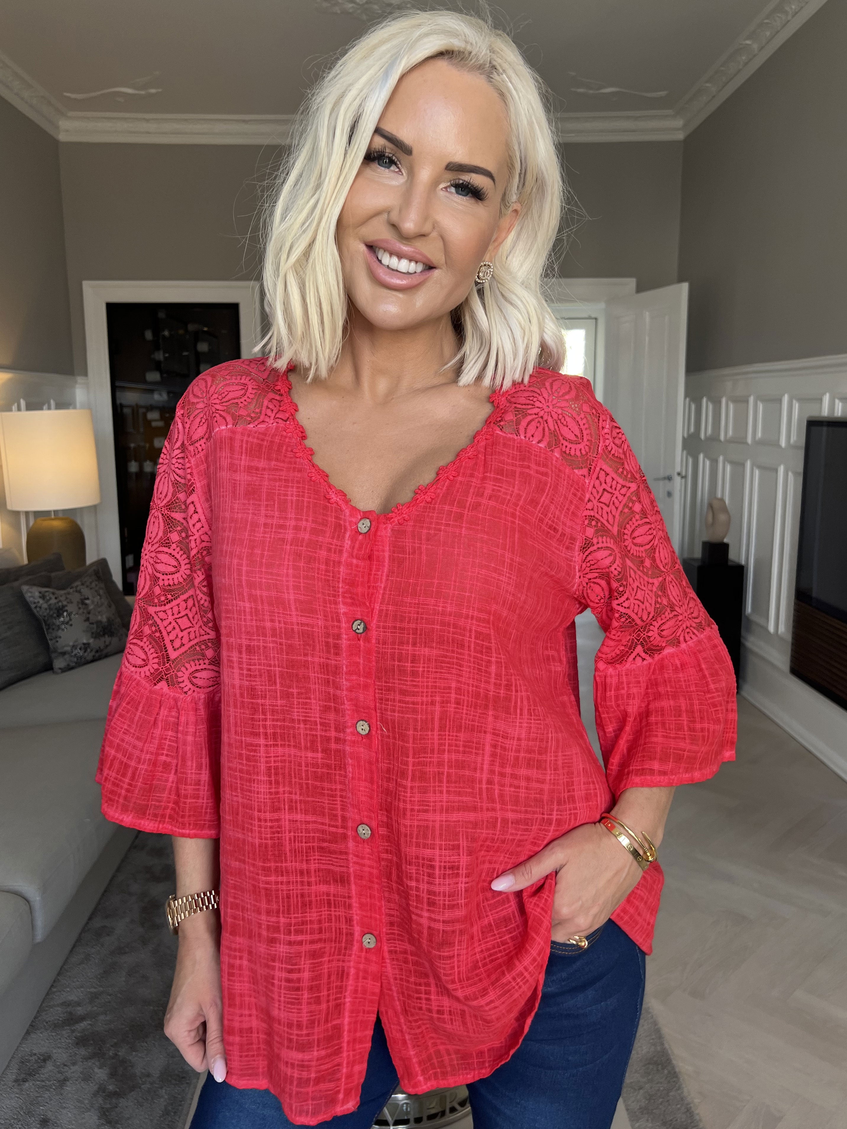 Nice - Fin tunika med blondeærmer